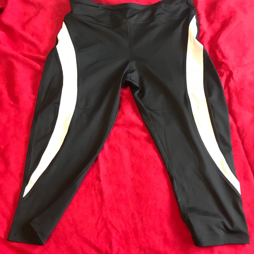 NWT FOREVER 21  Capri Leggings